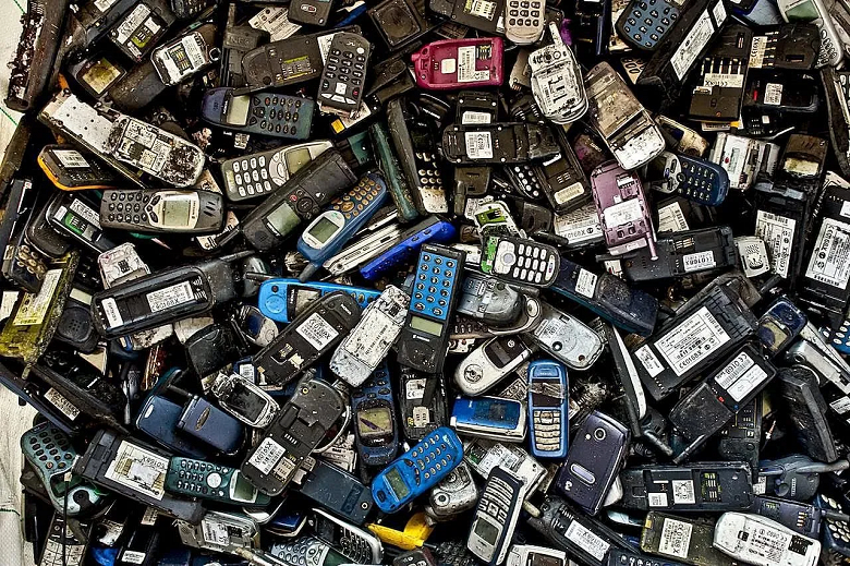 Стопка телефонов высотой 48 000 км: вы даже не представляете, сколько отходов образуется из-за старых телефонов