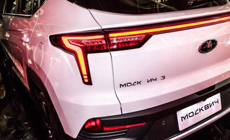 Некоторые покупатели «Москвича 3» жалуются на криво приклеенные и отваливающиеся шильдики Некоторые покупатели «Москвича 3» жалуются на криво приклеенные и отваливающиеся шильдики