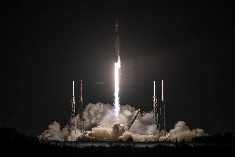 «Похоже, мы столкнулись с аномалией». Первый запуск спутников с территории Британии завершился неудачей, зато SpaceX успешно вывела на орбиту 40 спутников OneWeb