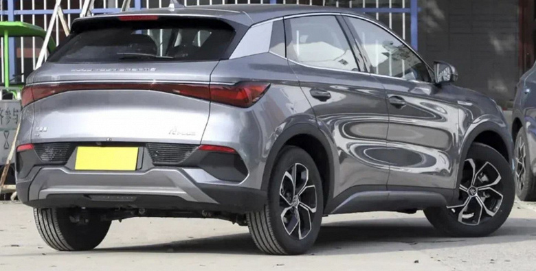 В два раза мощнее &laquo;Москвича 3е&raquo; и на 700 тыс. рублей дешевле. В России продают электрокроссовер BYD Yuan