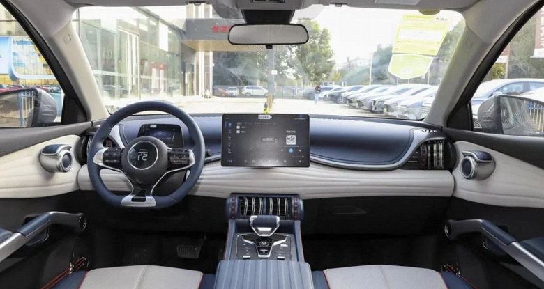 В два раза мощнее &laquo;Москвича 3е&raquo; и на 700 тыс. рублей дешевле. В России продают электрокроссовер BYD Yuan