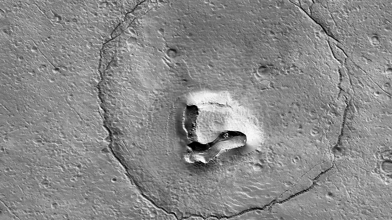 NASA увидели на поверхности Марса огромную морду медведя. Но это просто холм и кратеры