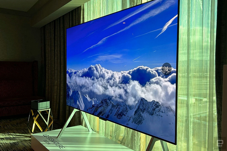 LG показала 97-дюймовый OLED телевизор, на который можно передавать видео 4К 120 Гц без проводов
