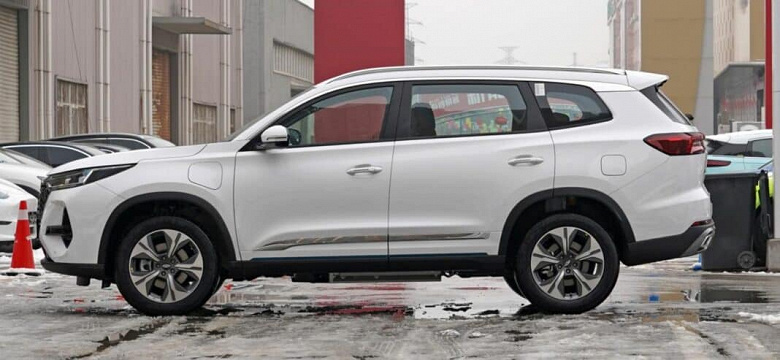 326 hp, 7 seats, four-wheel drive, consumption of 1.7 liters per 100 km. Dealers in China have already started receiving Chery Tiggo 8 Pro DP-i