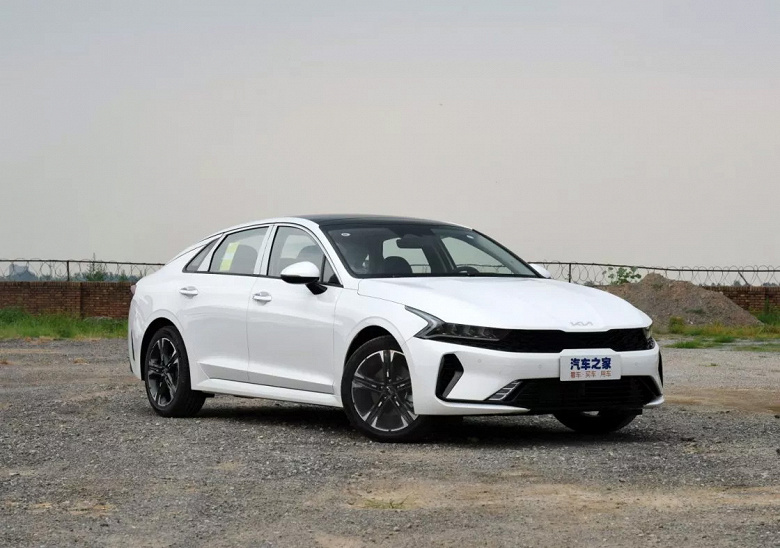 В Россию завезли партию седанов Kia K5 с мощным 240-сильным двигателем и 8-ступенчатым «автоматом». И эта модель крупнее той, что производилась на «Автоторе»