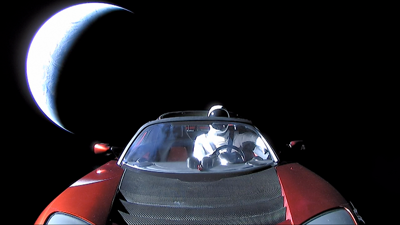 Космический родстер Tesla и Starman преодолели 4 млрд км