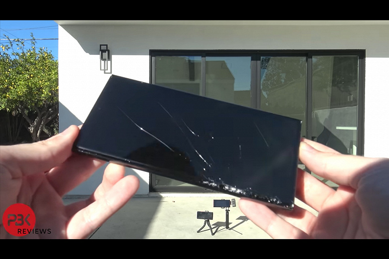 Стекло Gorilla Glass Victus 2 не панацея. Экран Samsung Galaxy S23 Ultra разбился в тесте на прочность при первом же падении — он приземлился на бетон с высоты около метра