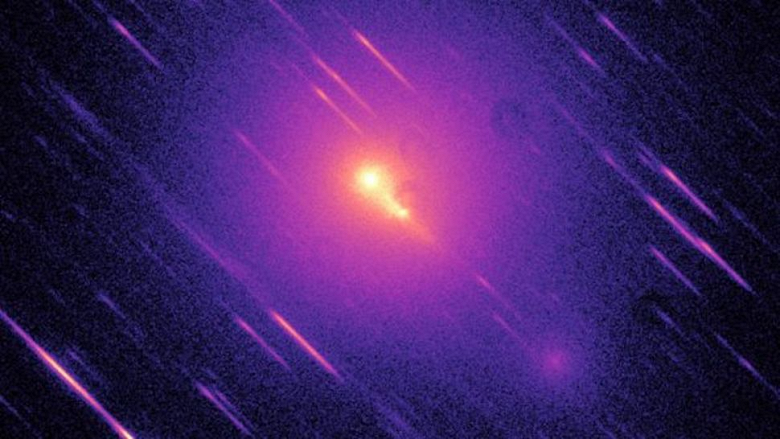 Необычная гигантская комета направляется прямо навстречу Солнцу