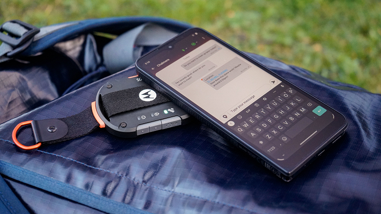 Motorola Defy Satellite позволяет обмениваться сообщениями через спутник на любом смартфоне