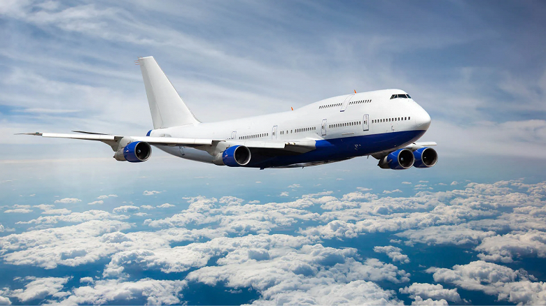 Конец эпохи «Королевы небес»: последний Boeing-747 красиво попрощался, оставив в небе след