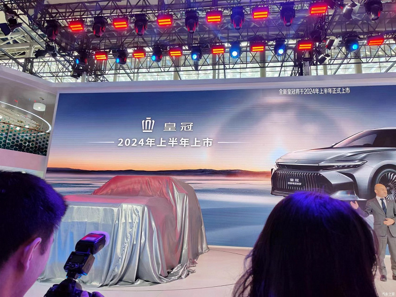 Вместе с новейшим Land Cruiser Prado 250 в Китае анонсировали премиум-седан Toyota Crown