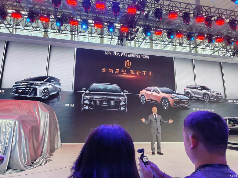Вместе с новейшим Land Cruiser Prado 250 в Китае анонсировали премиум-седан Toyota Crown