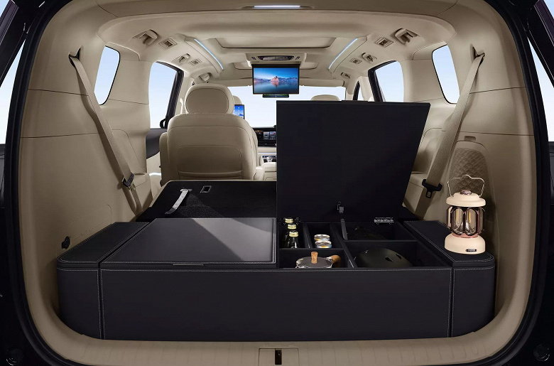 Мраморный пол, комод в багажнике, улучшенный потолочный экран и кресло-манипулятор. Люксовый минивэн Voyah Dream получил новые опции