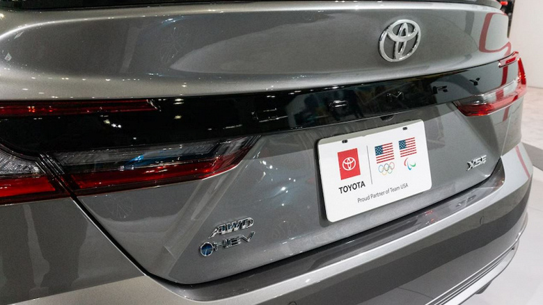 Toyota объяснила, почему у Toyota Camry 2025 «не тот» логотип