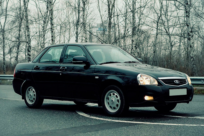 Спрос и предложение на российские автомобили выросли, а средняя цена – снизилась. Данные «Авито Авто»