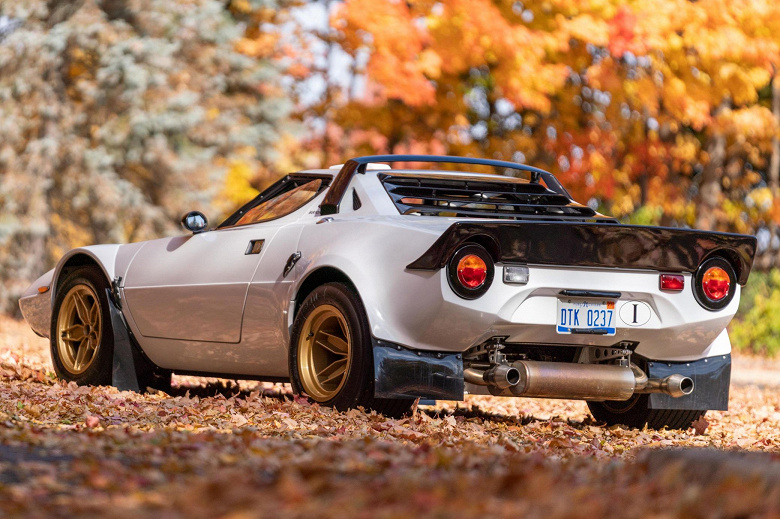 Первый автомобиль, созданный для участия в ралли. Точную копию легендарного Lancia Stratos продают на аукционе