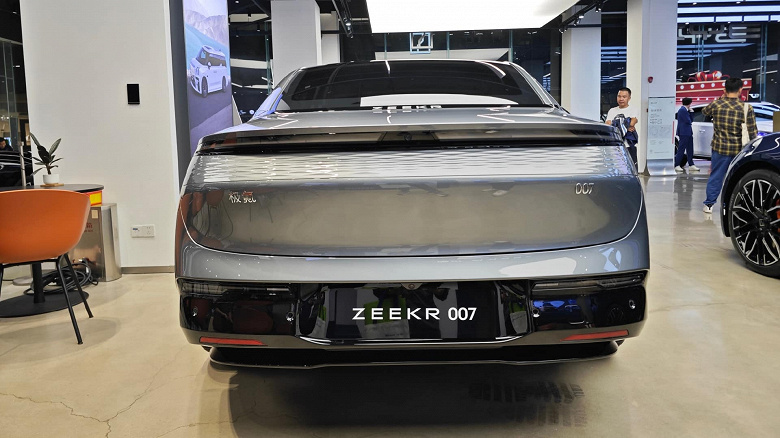 Первый седан Geely под брендом Zeekr, который уже стал хитом, будет стоить чуть более $30 000. 4 комплекта и 6 дополнительных пакетов