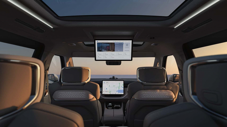 Первый в истории минивэн Volvo EM90 оснащён экраном под крышей, который выполняет множество функций