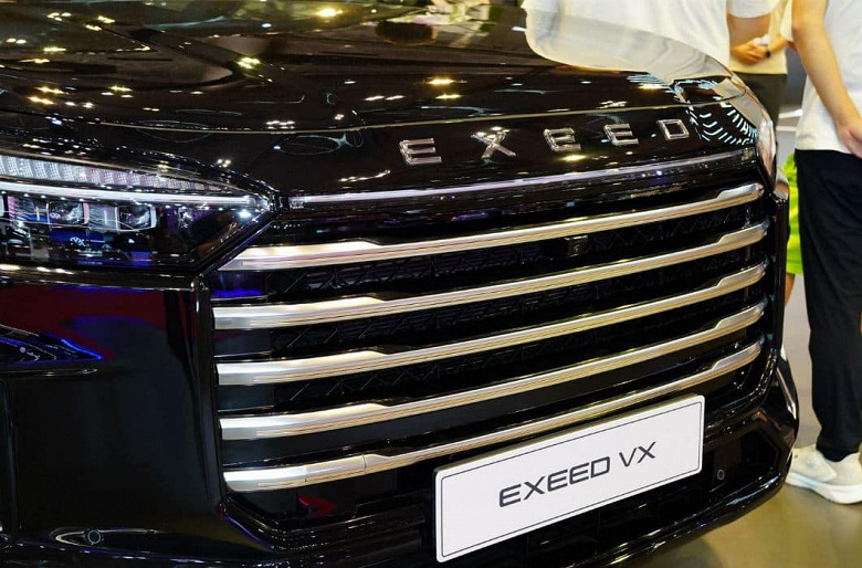 Представлен обновленный Exeed VX для России. Он получил 8-ступенчатый «автомат» Aisin, полный привод, 261-сильный мотор и три экрана