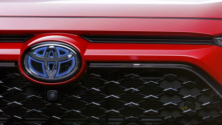 Toyota отказалась от фирменного логотипа, заменив его синей точкой на автомобилях, оснащенных гибридными силовыми агрегатами