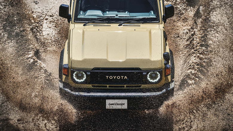 Уникальный Toyota Land Cruiser 70 оснащён тремя внешними зеркалами заднего вида. Новинка поступила в продажу в Японии