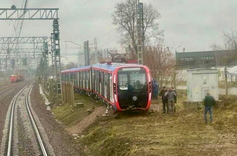 Метропоезд «Москва-2020» в ходе испытаний пробил тупиковую призму и сошёл с рельсов