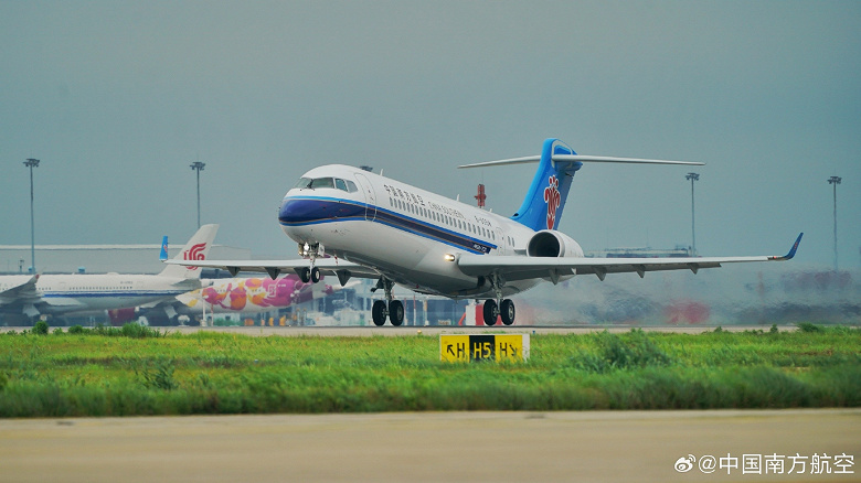 Знаковый момент для китайской пассажирской авиации: региональный самолёт COMAC ARJ21, созданный в Китае, перевёз 10-миллионного пассажира