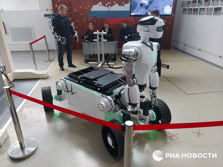 В России представлен робот-кентавр, который должен построить обитаемую станцию на Луне до прибытия людей