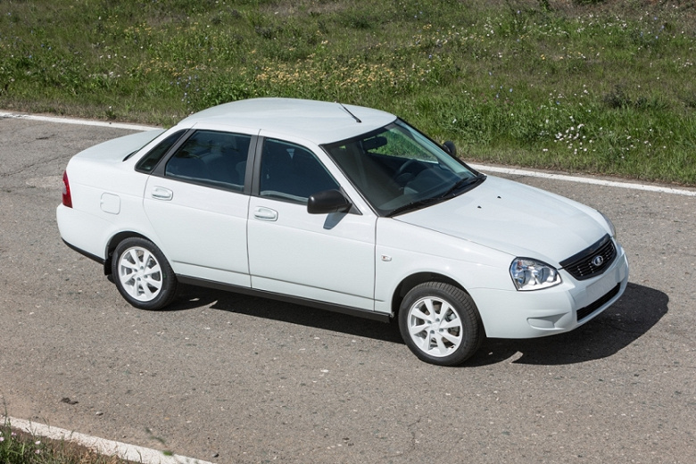 В России выставили на продажу 16-летнюю «Приору» с пробегом всего 4,5 тыс. км. Цена — как у нового Lada Granta