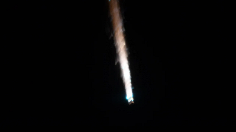 «Напомнило фейерверк». Астронавты МКС запечатлели, как российский грузовик «Прогресс МС-23» сгорает в атмосфере Земли