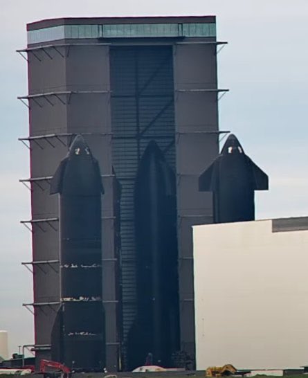 Илон Маск показал четыре готовых корабля SpaceX Starship. Двигатели Raptor следующего поколения на подходе