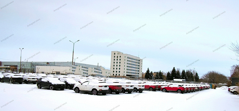 Крупная партия новых кроссоверов Lada прибыла с нового завода в Санкт-Петербурге к дилеру в Тольятти