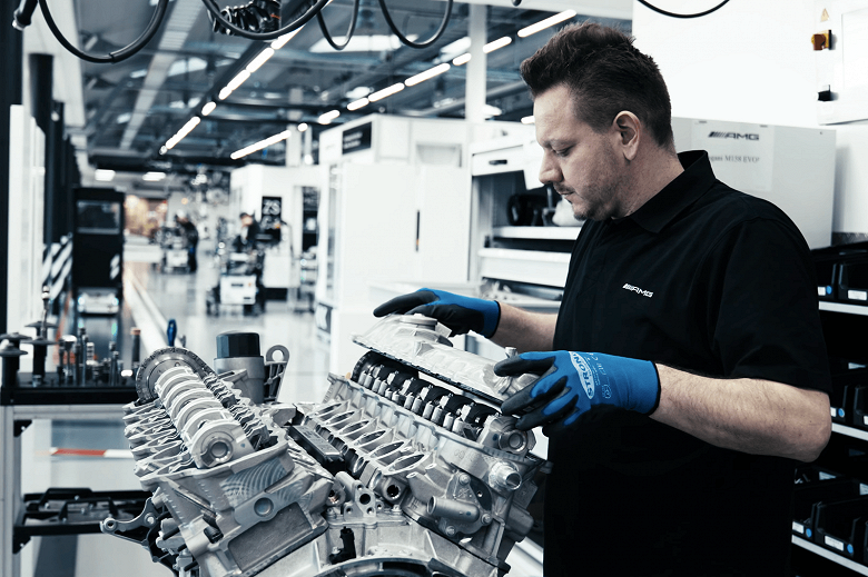 В Mercedes-AMG показали ручную сборку двигателей для Pagani: это доверяют всего двум специалистам