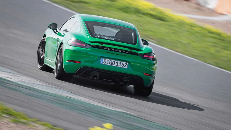 Эти Porsche отзывают по необычной причине: заднее антикрыло может выдвигаться слишком высоко и перекрывать стоп-сигнал