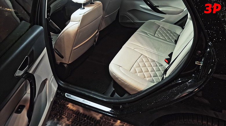 Своеобразный вариатор, простор сзади как в Camry, улучшенная шумоизоляция и &laquo;наша кожа&raquo;. Появился первый большой тест Lada Aura