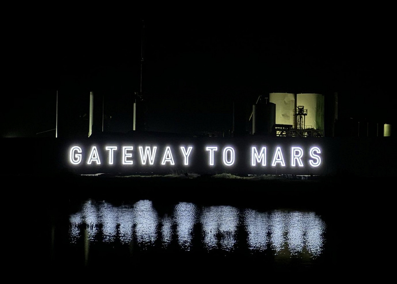 «Ворота на Марс», — на стартовой площадке Starship появилась огромная неоновая вывеска