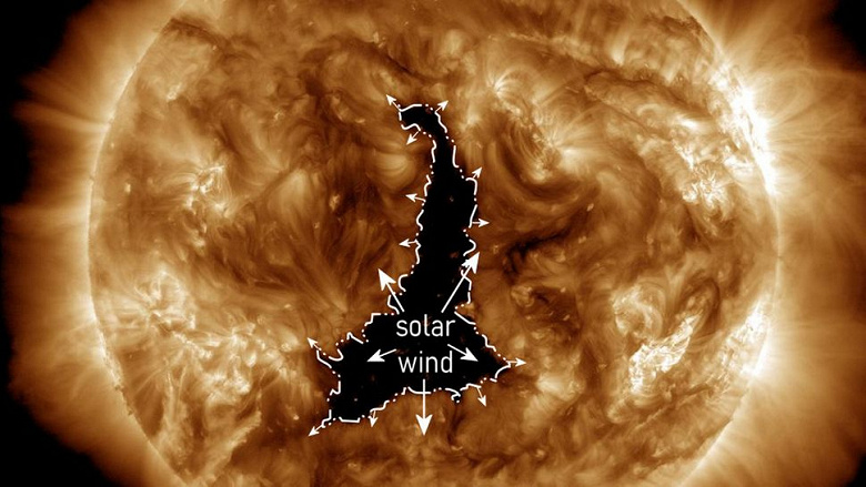 Гигантская «дыра» на Солнце (больше 60 Земель в ширину) обрушила солнечную бурю прямо на нас