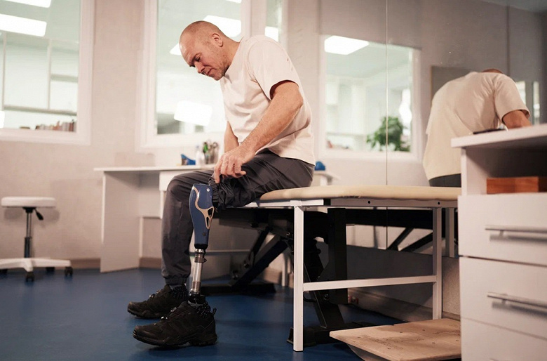 В России создали бионический коленный протез с микропроцессорным управлением
