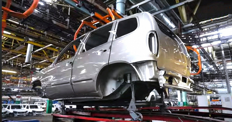 «Есть надежда, что это будет на постоянной основе», — АвтоВАЗ начал собирать автомобили Niva, которые окрашены металлизированной эмалью «Платина»