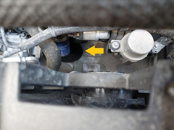 Пришли морозы, и из мотора «Москвича 3» начало течь масло: есть вопросы и к дилеру, и к самому мотору «Москвича»