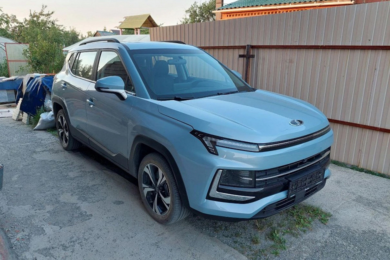 Пришли морозы, и из мотора «Москвича 3» начало течь масло: есть вопросы и к дилеру, и к самому мотору «Москвича»