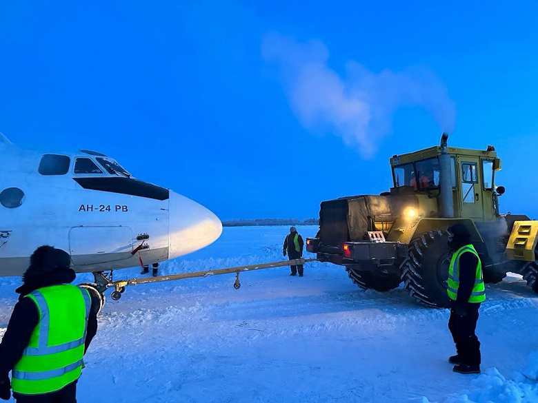 Севший на реку Колыма самолёт Ан-24 уже доставили в аэропорт