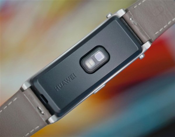 Представлен Huawei Call Bracelet B7 — это одновременно и фитнес-браслет, и Bluetooth-гарнитура