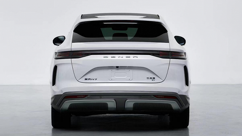 Защита от мороза, 529-сильная установка, скрытые ручки и сразу два лидара. BYD готовит к выпуску кроссовер Denza N7