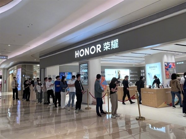 Смартфоны Honor Magic5 стали хитом в Китае. Первую партию раскупили очень быстро, глава компании попросил прощения у тех, кто не смог приобрести смартфон