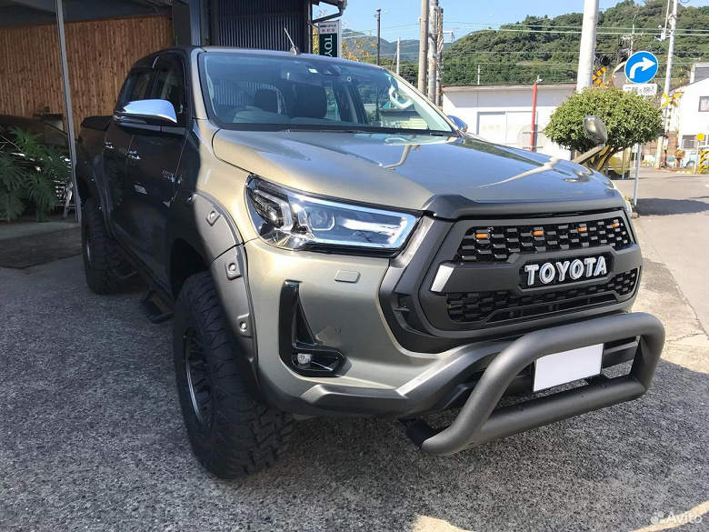 Пикапы Toyota Hilux 2023 существенно подешевели в России – цена упала на 2 млн рублей