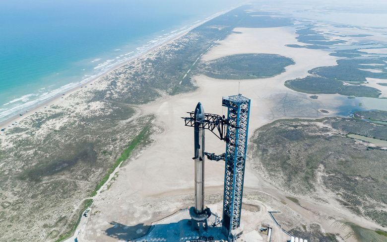 120-метровая ракета SpaceX Starship на космодроме за сутки до запуска. SpaceX поделилась фотографиями из Техаса
