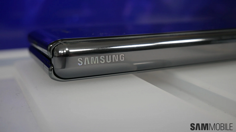 Официальный чехол для Samsung Galaxy Z Flip оценили в $100