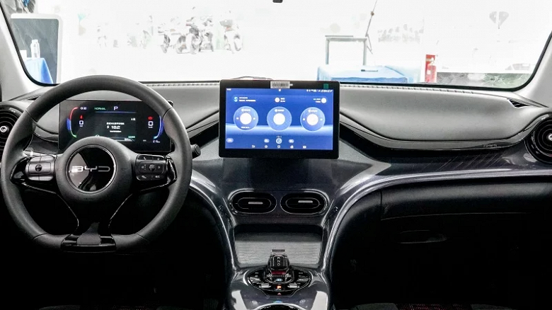 Китайский электрический аналог Volkswagen Golf с поворотным экраном выходит в Китае. Цены на BYD e2 2023 уже известны 