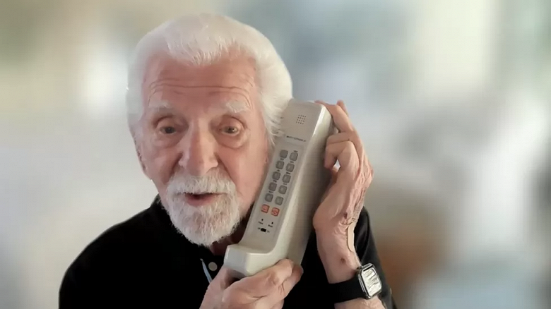 «Я думаю, что он скрипел зубами», — 50 лет назад был совершён первый звонок по мобильному телефону